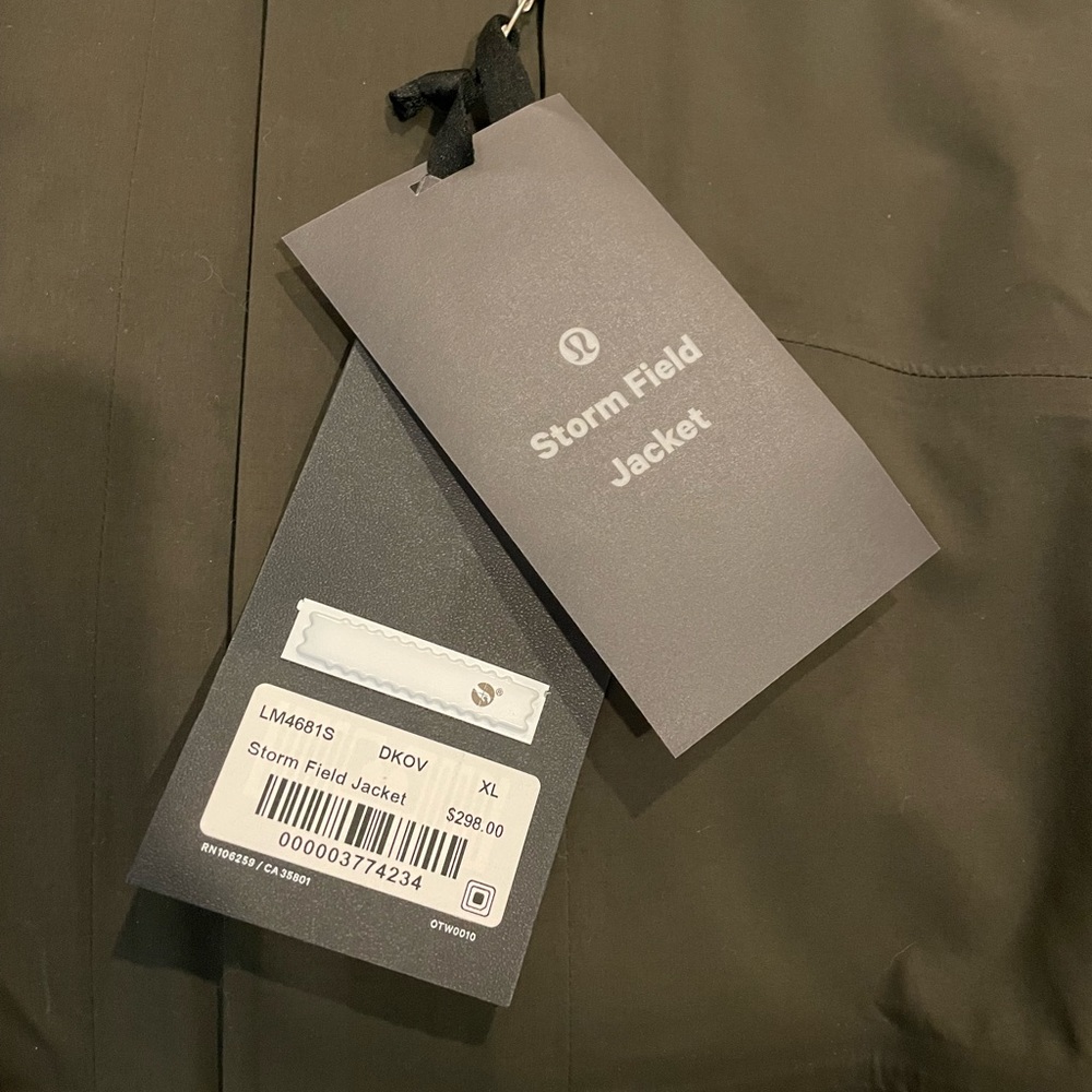 BRAND NEW Lululemon Mens Storm Field Jacket size XL color Military Green